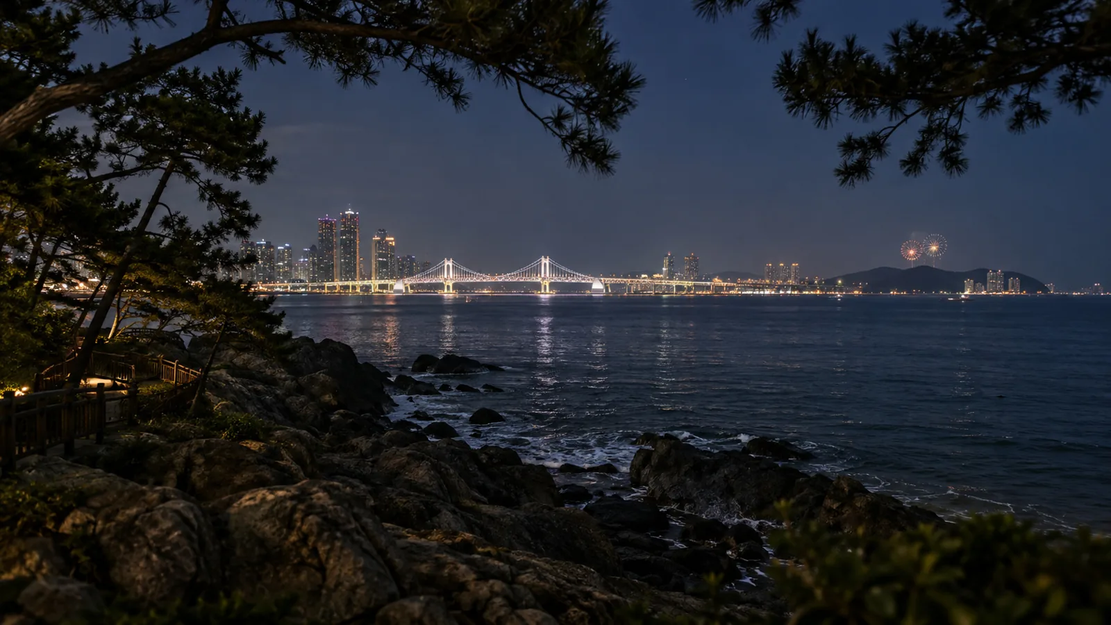 동백섬 해안에서 멀리 본 광안대교 불꽃